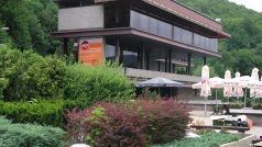 Kavárna Pop Art Café nad hotelem Thermal nabízí panoramatický výhled na Karlovy Vary