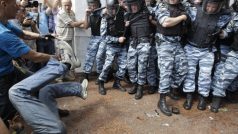 Potyčky ukrajinských demonstrantů s policisty v Kyjevě