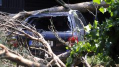 Auto zničené při vichřici, která se v noci na 6. července přehnala Královéhradeckým krajem
