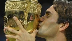 Švýcarský tenista Roger Federer líbá trofej pro vítěze Wimbledonu