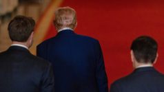 Donald Trump (uprostřed) po prohlášení k útokům na jaderná zařízení v Íránu