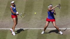 Andrea Hlaváčková (vlevo) s Lucií Hradeckou v průběhu semifinálového zápasu v Londýně