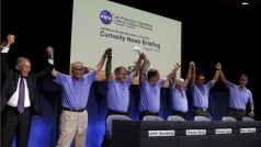 Kontroloři a manažeři projektu Curiosity v Mars Science Laboratory agentury NASA v kalifornské Pasadeně oznamují novinářům úspěšné přistání sondy