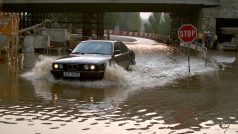Vltava a Berounka v noci na 9. srpna 2002 zaplavily stavbu Lahovického mostu na jihu Prahy