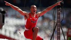Ashton Eaton se raduje z úspěchu v tyčkařském sektoru