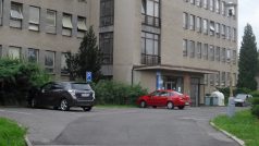 V areálu příbramské nemocnice stojí teď podstatně méně aut