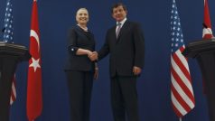 Americká ministryně zahraničí Hillary Clintonová a turecký ministr zahraničí Ahmet Davutoglu při tiskové konferenci v Istanbulu