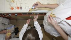 Nalezené stopy děti vyhodnocují v laboratořích