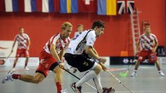 Utkání 20. ročníku mezinárodního florbalového turnaje Czech Open, JM Chodov - Pixbo Wallenstam, 16. srpna v Praze. Isaac Rosén (vlevo) z Wallenstamu a Tomáš Sýkora z Chodova.