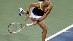 Tenistka Petra Kvitová servíruje v prohraném duelu s Němkou Kerberovou