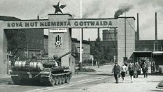 Sovětský tank před hlavní bránou Nové huti (21. 8. 1968)