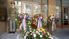Věnce před budovou Českého rozhlasu při pietním aktu 21. 8. 2012