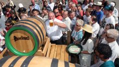 Na plzeňském náměstí Pilsner Urquell testoval dřevěné sudy pro říjnové oslavy 170. výročí pivovaru