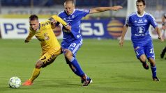 Utkání 5. kola první fotbalové ligy FC Vysočina Jihlava - SKC Sigma Olomouc 24. srpna v Jihlava. Jihlavský hráč Stanislav Tecl (vlevo) a olomoučtí Martin Šindelář a Tomáš Hořava (vpravo).