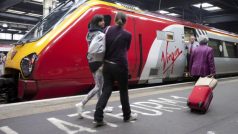 Vlak Virgin Trains na londýnském nádraží