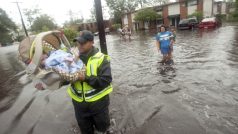 Policista odnáší téměř dvouleté dítě během evakuace před hurikánem Isaac v louisianském Slidellu