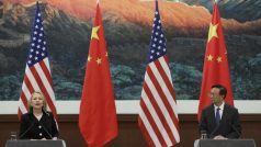 Čínský ministr zahraničí Jang Ťie-čch&#039; a americká ministryně zahraničí Hillary Clintonová po jednání v Pekingu