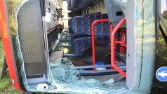 Rozstříhané přední okno autobusu hasiči