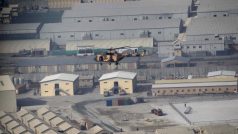 Vrtulník afghánské armády s novináři nad věznicí Bagrám