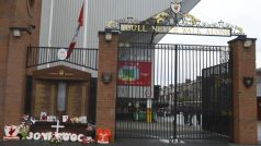 Před liverpoolským stadionem Anfield Road je důkaz, že fanoušci na Hillsborough nezapomněli