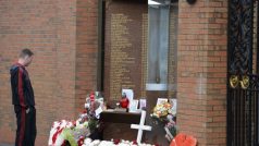 Před liverpoolským stadionem Anfield Road je důkaz, že fanoušci na Hillsborough nezapomněli