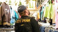 Celník kontroluje, jestli ve vietnamském obchodě není nelegální zboží