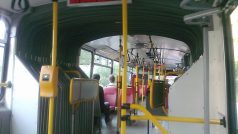 autobus MHD, interiér