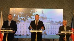 Ministr zemědělství Petr Bendl, premiér Petr Nečas a ministr zdravotnictví Leoš Heger vyhlašují zákaz vývozu českých lihovin