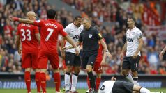 Hráč Manchesteru United Jonny Evans leží na trávníku po střetu s liverpoolským Jonjo Shelveym