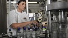 Druhá největší likérka v Česku, Granette &amp; Starorežná Distilleries v Prostějově, obnovila 26. září výrobu lihovin s obsahem alkoholu vyšším než 20 procent, které plní do lahví opatřených novými kolky