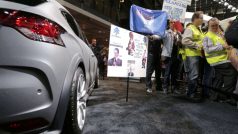 Protesty na pařížském autosalonu