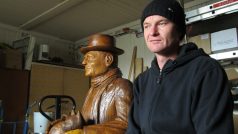 Michal Jára vedle svého díla - sochy Bohumila Hrabala