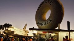 Lidé sledují přesun raketoplánu Endeavour ulicemi Los Angeles