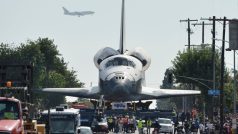 Raketoplán Endeavour se pohybuje po Crenshaw Drive do California Science Center, kde svoji pouť zakončí
