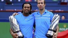 Radek Štěpánek a Leander Paes s trofejemi pro vítěze turnaje v Šanghaji