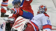 Utkání Kontinentální hokejové ligy Lev  Praha  - CSKA Moskva, 25. října v Praze. Zleva Ľuboš Bartečko (Lev) a brankář CSKA Rastislav Staňa