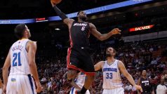 LeBron James (ve výskoku) by měl i letos táhnout basketbalistky Miami