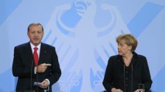 Turecký premiér Recip Erdogan a německá kancléřka Angela Merkelová na TK v Berlíně