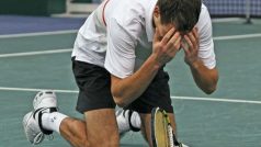 Janowicz se raduje z vítězství nad Francouzem Simonem