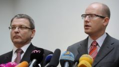 Předseda ČSSD Bohuslav Sobotka a místopředseda ČSSD Lubomír Zaorálek