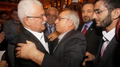 George Sabra (vlevo) přijímá gratulece