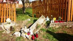 Na místě  tragédie jsou svíčky i plyšové hračky