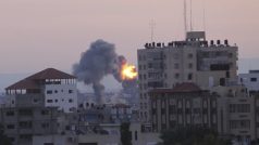 Kouř stoupá nad městem Gaza po úderech izraelské armády 16. listopadu ráno