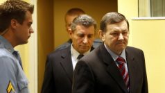 Mladen Markač a Ante Gotovina při příchodu do soudní síně
