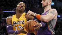 Dwight Howard (vlevo) v utkání Los Angeles Lakers a Phoenixu