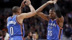 Russell Westbrook (vlevo) a Kevin Durant slaví výhru nad Golden State