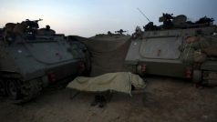 Izraelští vojáci odpočívají u tanků poblíž hranice s pásmem Gazy