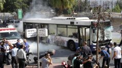 K útoku na městský autobus došlo na rušné ulici v centru Tel Avivu