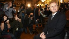 Bývalý europoslanec Ernst Strasser obviněný z korupce u soudu ve Vídni.