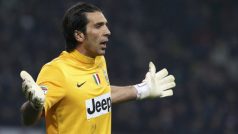 Brankář Juventusu Buffon v reakci na spornou penaltu